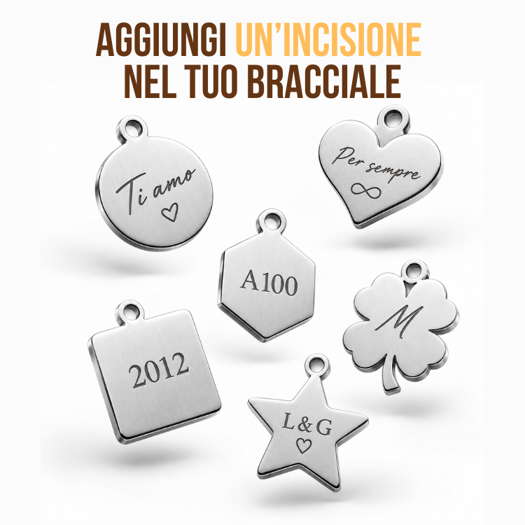 Infografica sulla possibilità di inserire un'incisione personalizzata nel proprio bracciale, con un pendente a scelta.
"Incidi un'emozione sul tuo bracciale per renderlo unico. Date, simboli, iniziali, coordinare, nomi, frasi..."