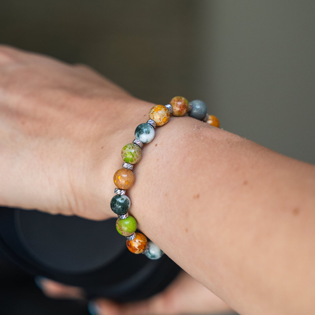 Zoom del bracciale Edera indossato, artigianato Lab93Studio