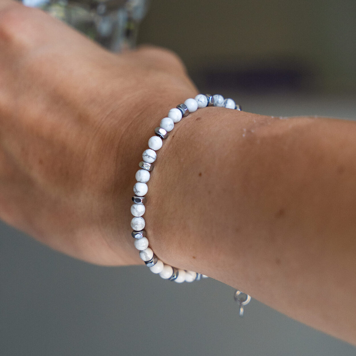 Primo piano del bracciale Silenzio al polso, Lab93Studio