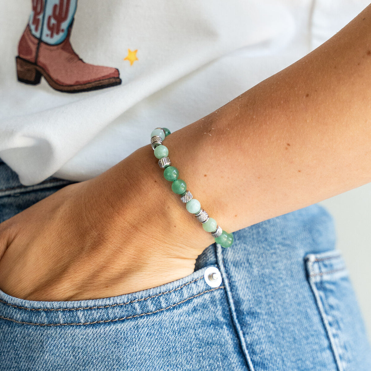 Bracciale artigianale donna Verdiana indossato al polso con mano in tasca, Lab93Studio