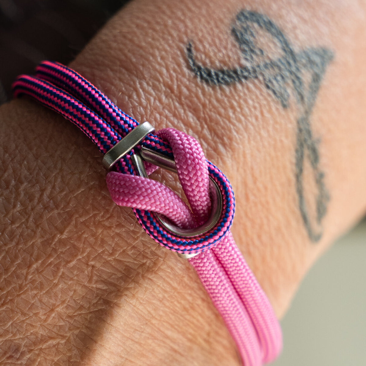 Dettaglio nodo bracciale Portofino Arena in paracord rosa e viola, Lab93Studio