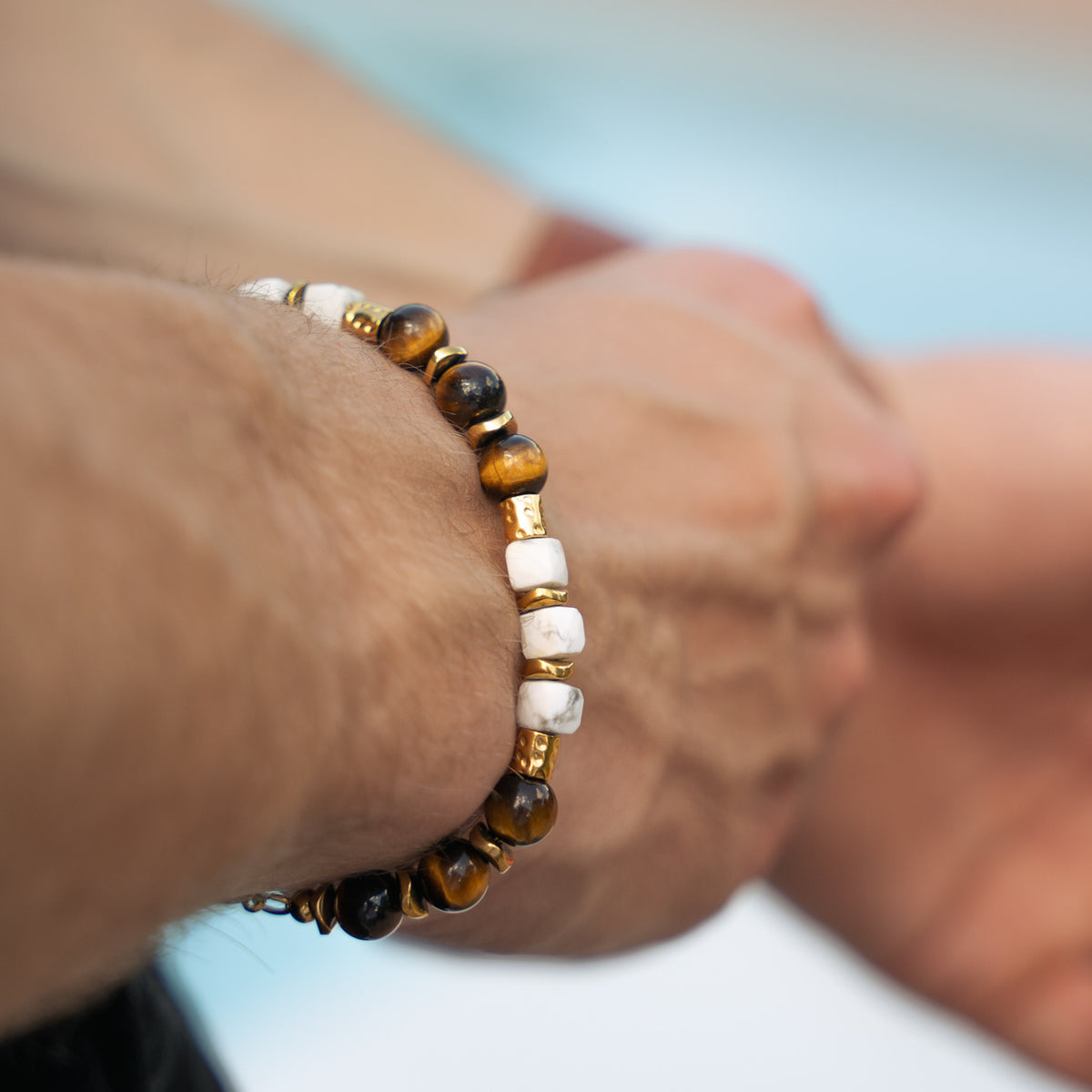 Bracciale Safari in occhio di tigre marrone e howlite bianca | 8mm