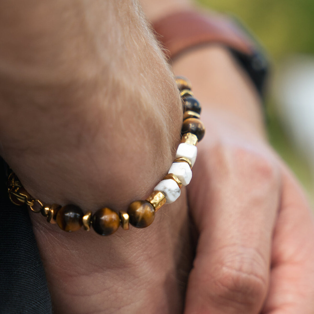 Bracciale Safari in occhio di tigre marrone e howlite bianca | 8mm