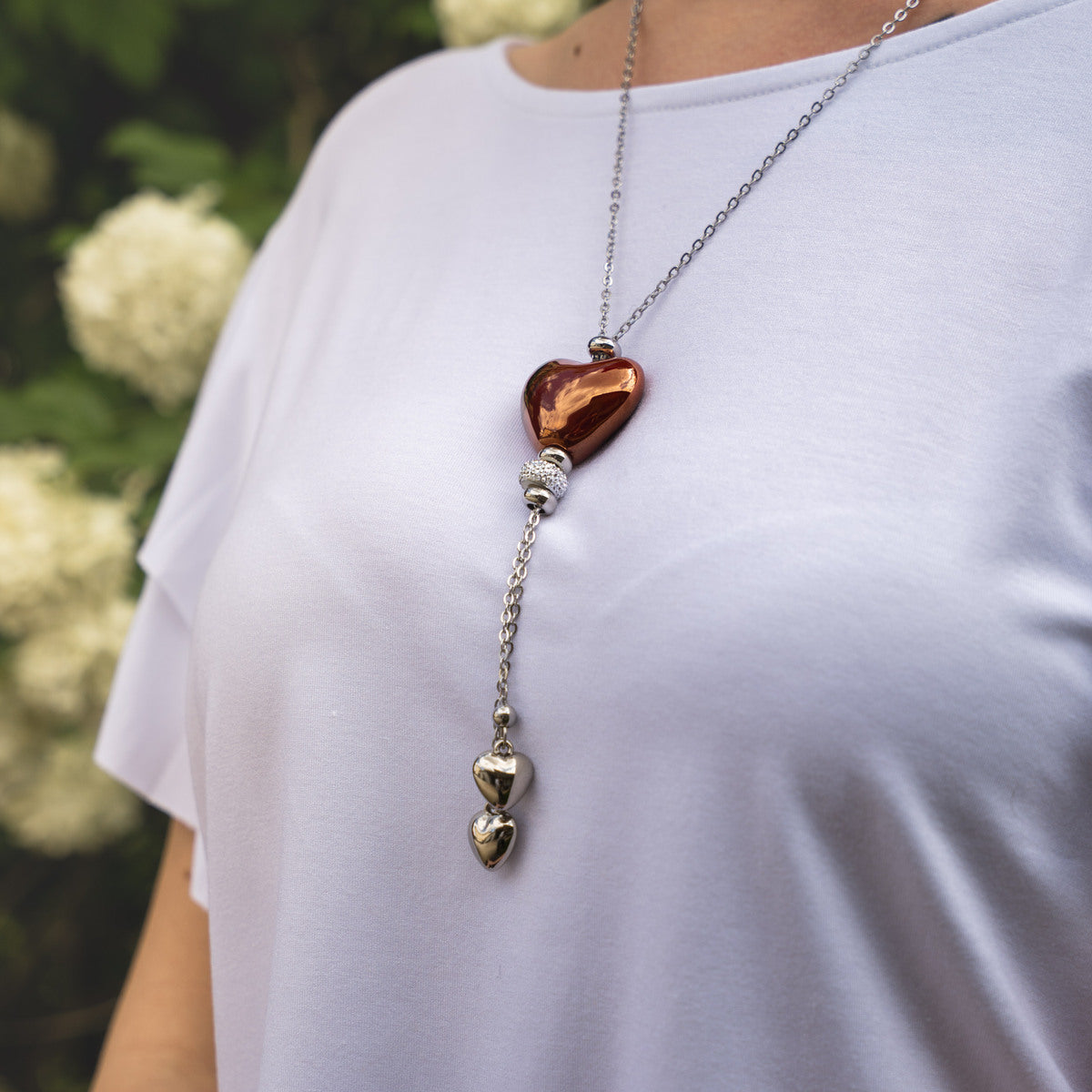 Collana artigianale in ceramica da donna foto indossato
