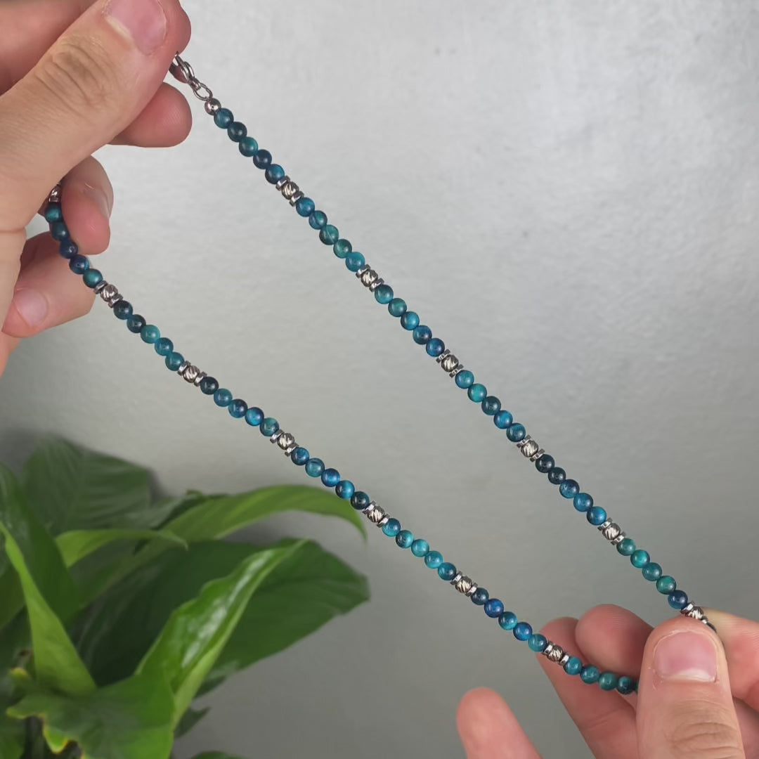 Carica video: Dettaglio pietre occhio di tigre azzurro della Collana Essenza, Lab93Studio
