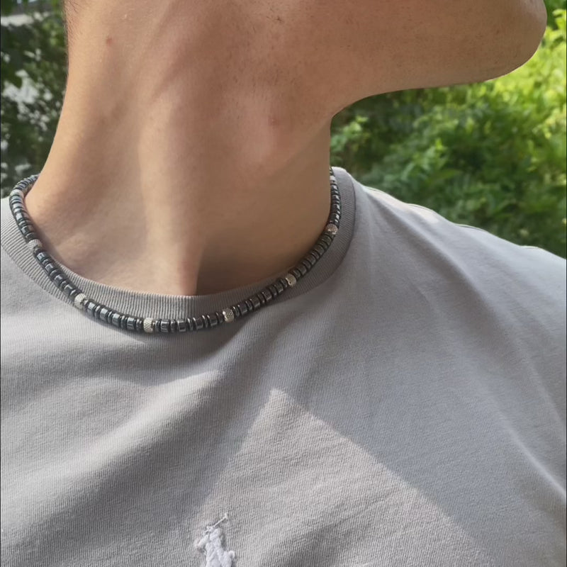 Collana Sestier in ematite naturale indossata da uomo, video Lab93Studio