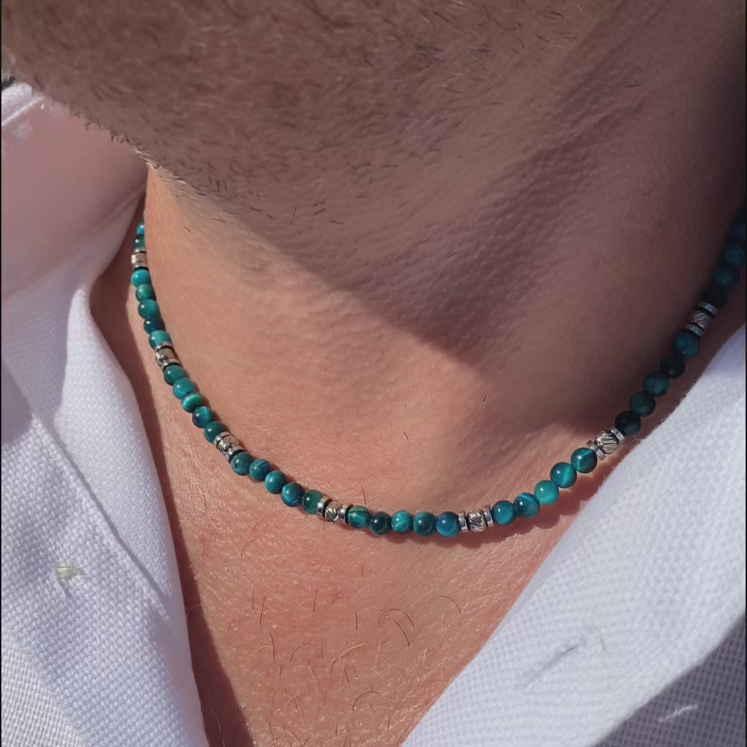 Carica video: Collana Essenza in occhio di tigre azzurro indossata da uomo, video Lab93Studio