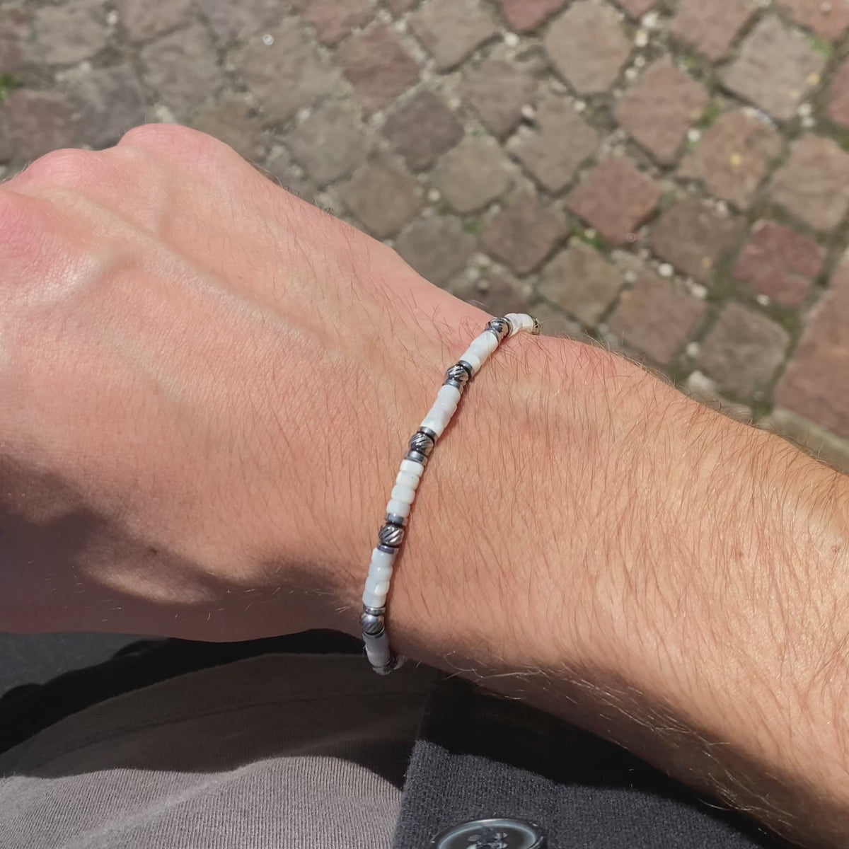 Carica video: Bracciale Solenne in madre perla bianca | 4mm