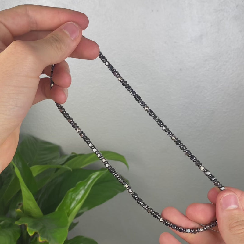 Video della Collana Navàl artigianale in ematite, Lab93Studio