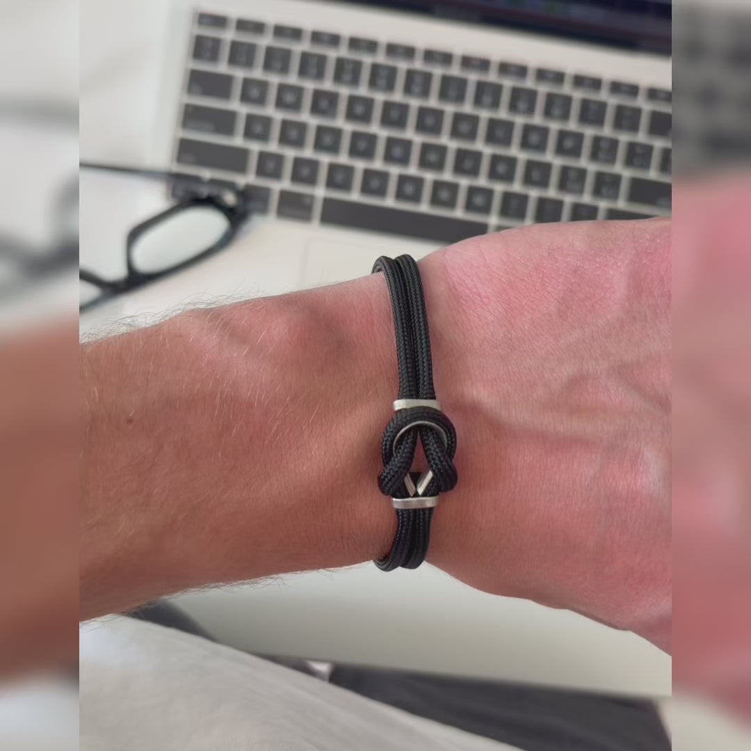 Video laden: Bracciale Portofino Ombra in paracord indossato durante il lavoro, Lab93Studio