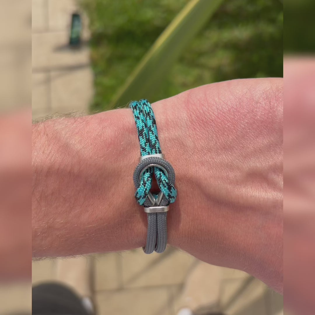 Carica video: Bracciale Portofino Orione in paracord grigio e blu indossato al polso, video Lab93Studio