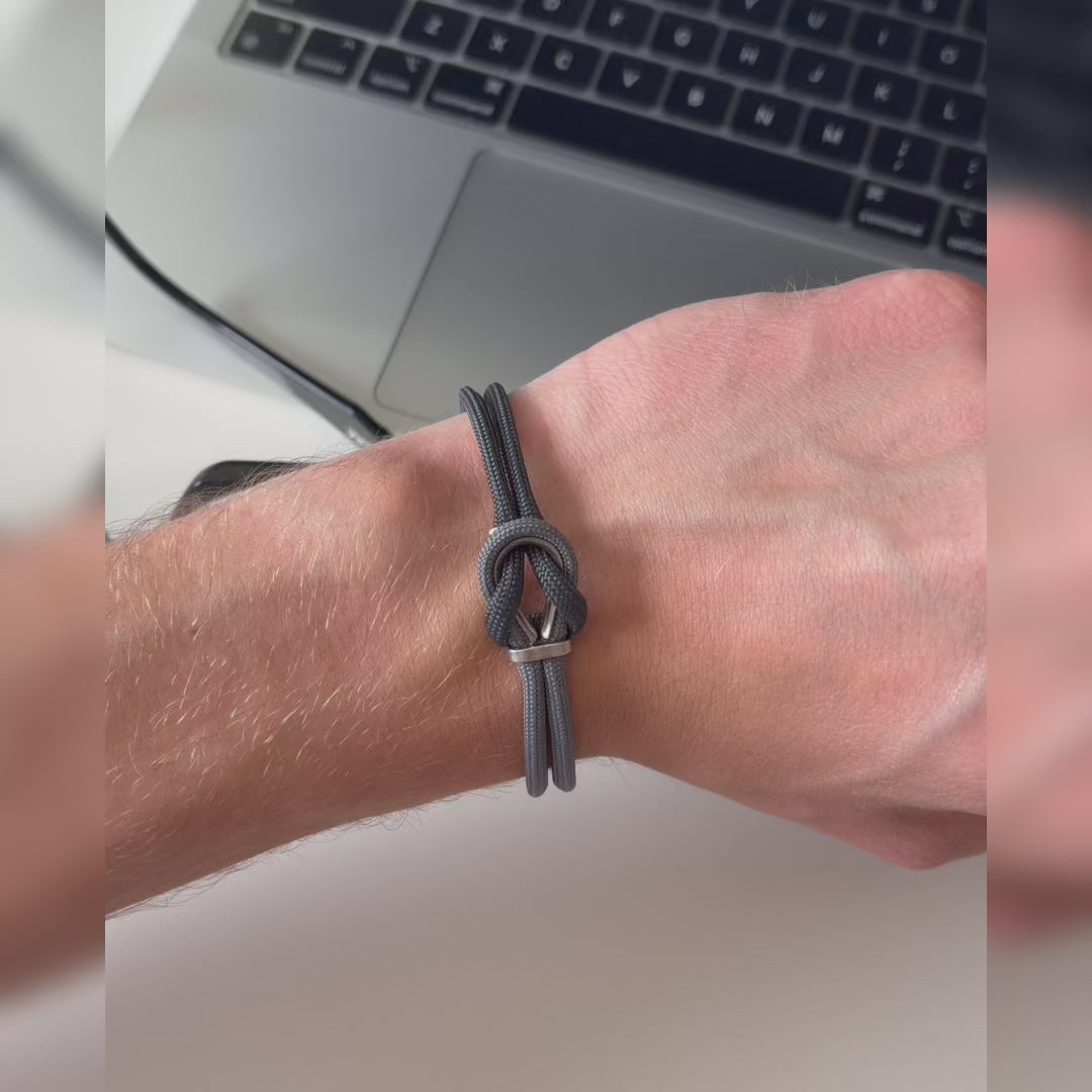 Video laden: Bracciale Portofino Nereo in paracord grigio indossato al polso, video Lab93Studio