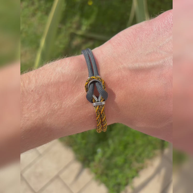 Bracciale Portofino Roccia in paracord giallo e nero indossato all'aperto, Lab93Studio