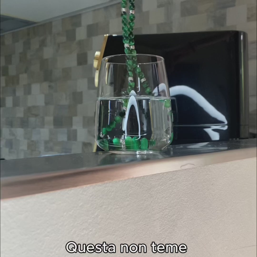 Carica video: Collana Doge in occhio di tigre verde smeraldo resistente all'acqua, test waterproof, Lab93Studio