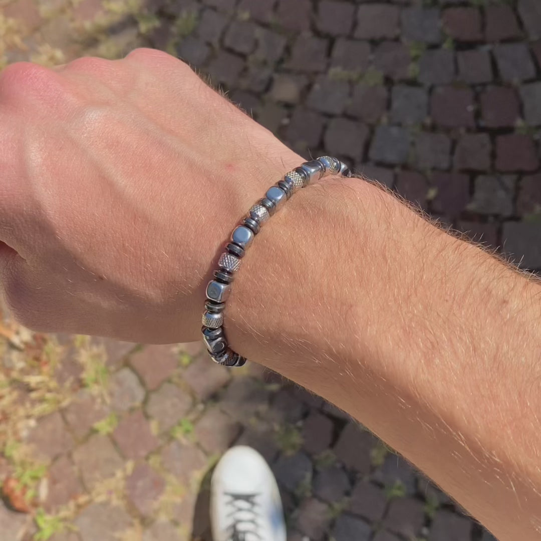 Carica video: Bracciale Navàl in Ematite color Argento | 6mm