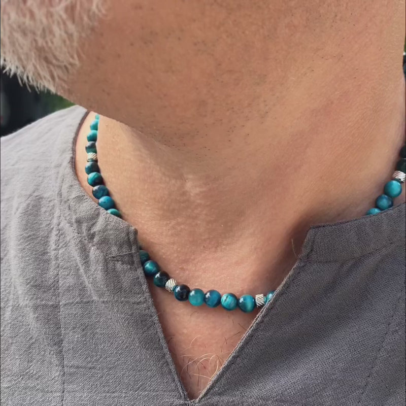 Collana Doge in occhio di tigre blu zaffiro indossata da uomo, video Lab93Studio