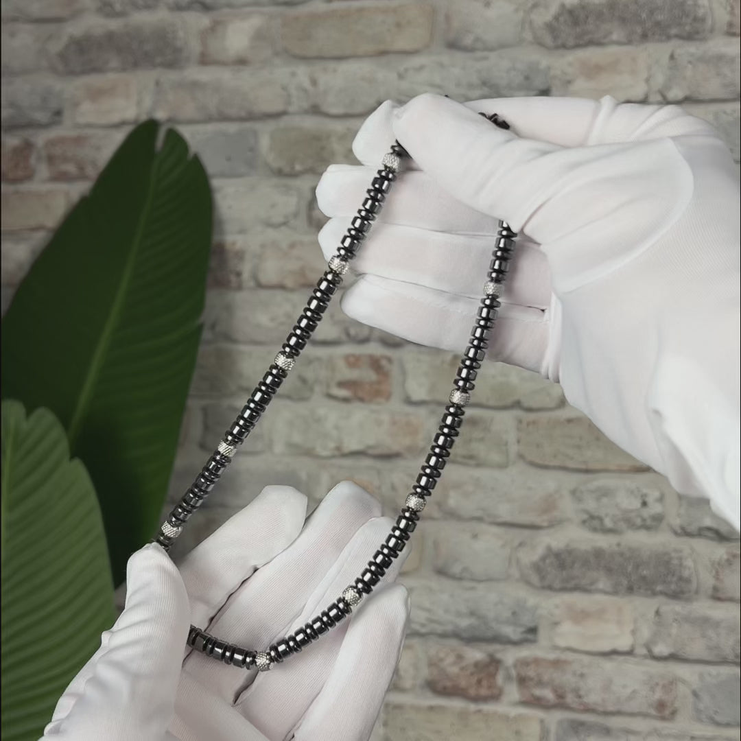 Carica video: Collana Sestier in ematite naturale lavorata a mano da artigiano, Lab93Studio