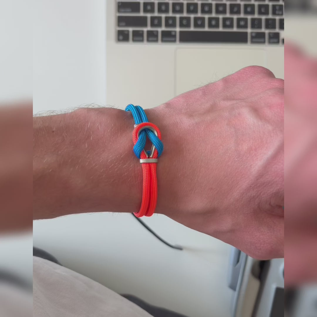 Video laden: Bracciale Portofino Leone in paracord rosso e blu indossato al polso, video Lab93Studio