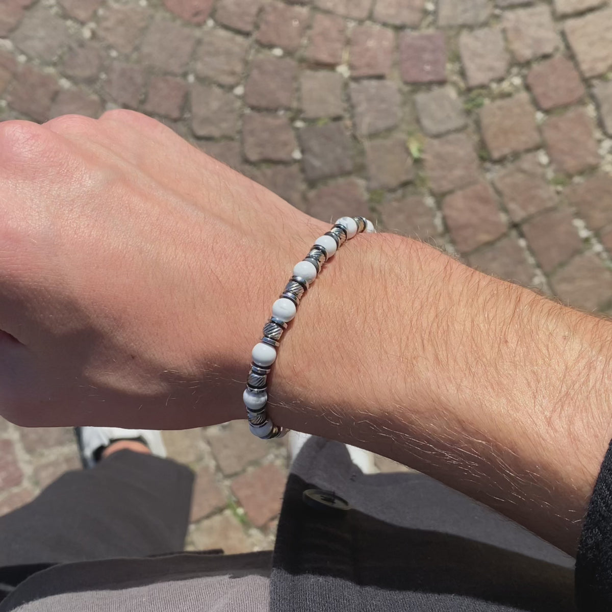 Video laden: Armband Balance aus weißem Howlith | 6mm