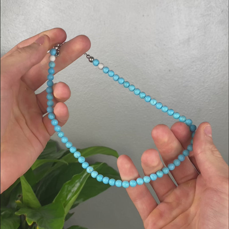 Dettaglio pietre howlite turchese della Collana Nila, Lab93Studio