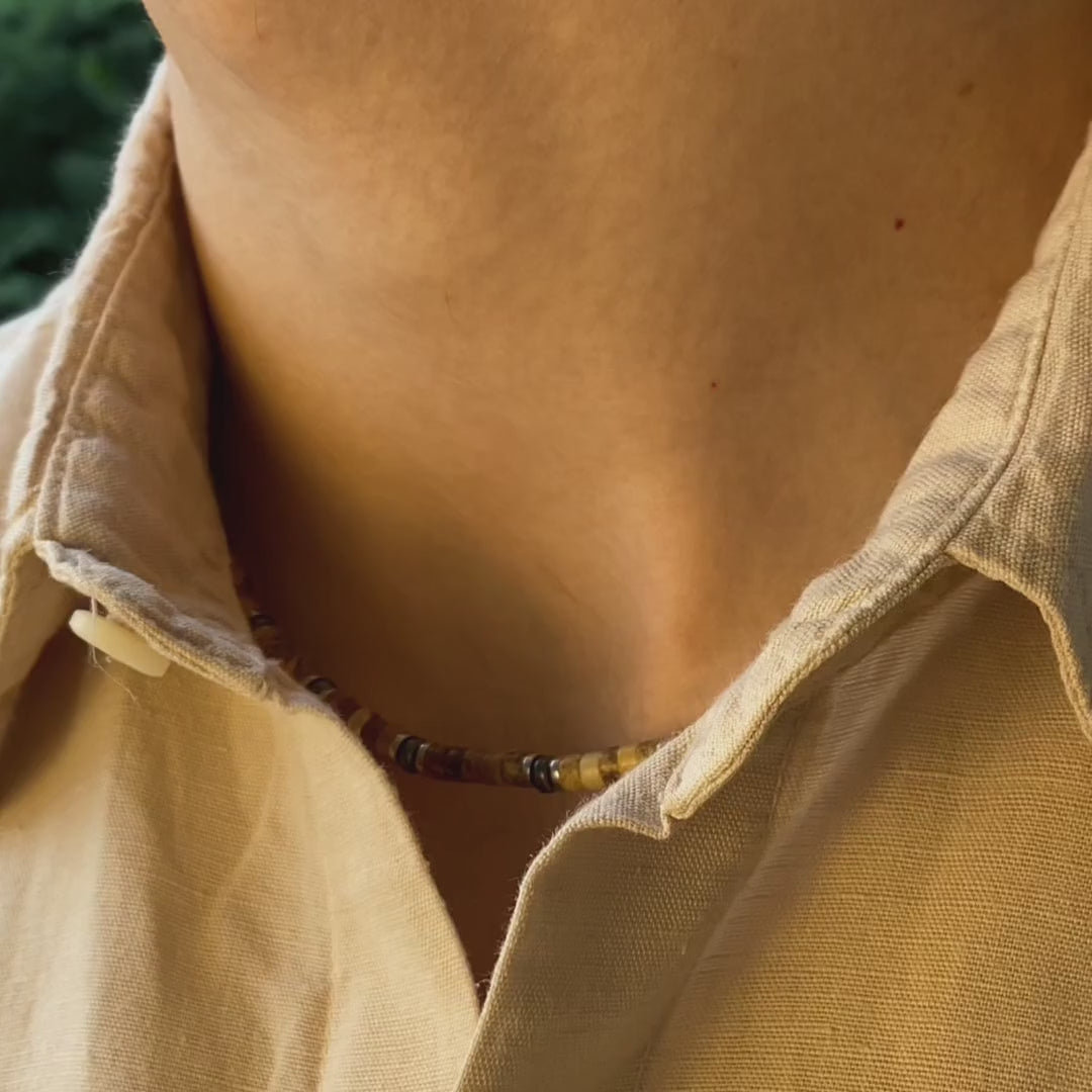 Carica video: Collana Cervino in jasper australiano ed ematite indossata da uomo, video Lab93Studio
