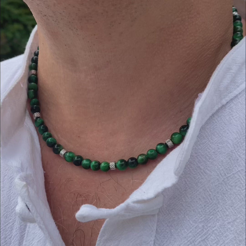Collana Doge in occhio di tigre verde smeraldo indossata, dettaglio collo, Lab93Studio