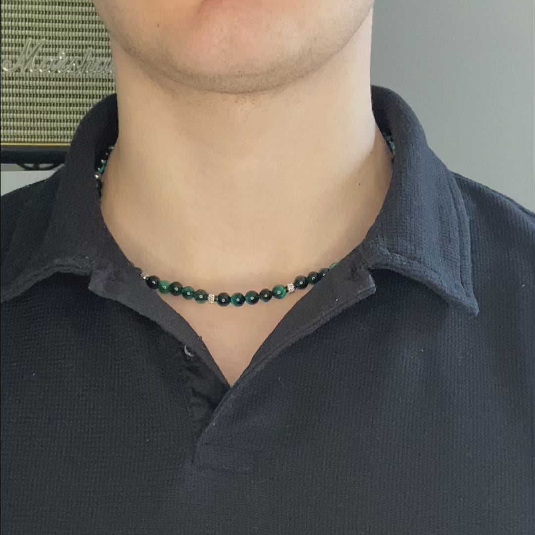 Carica video: Collana Doge in occhio di tigre verde smeraldo indossata da uomo, video Lab93Studio
