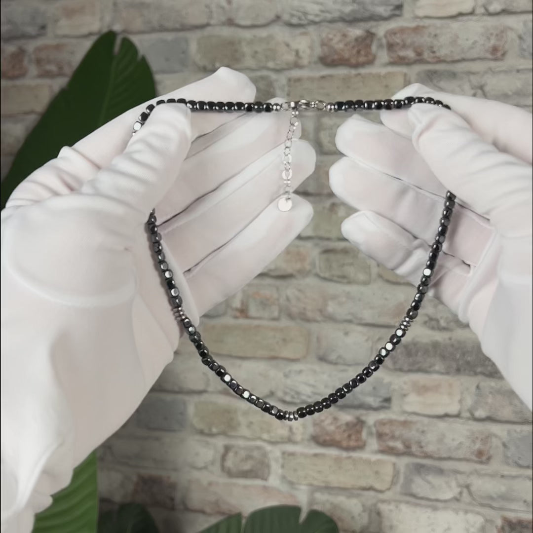 Carica video: Dettaglio pietre di ematite naturale della Collana Palazzo, Lab93Studio