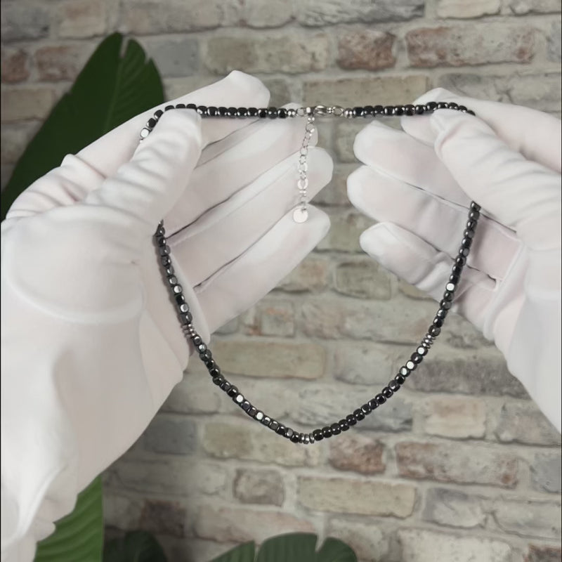Dettaglio pietre di ematite naturale della Collana Palazzo, Lab93Studio