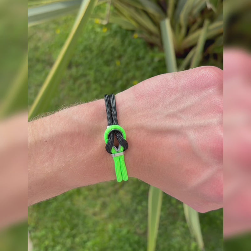 Bracciale Portofino Ares in paracord nero e verde indossato al polso all'aperto, video Lab93Studio