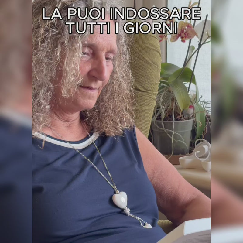 Collana in ceramica video donna indossato