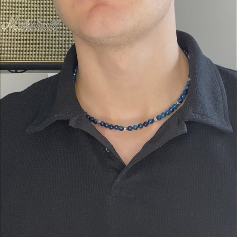 Collana Doge in occhio di tigre blu zaffiro indossata con polo scura, Lab93Studio