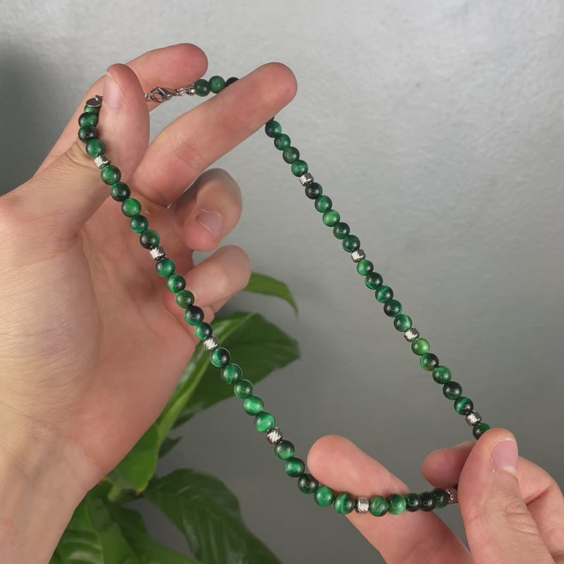 Dettaglio pietre occhio di tigre verde smeraldo della Collana Doge, Lab93Studio
