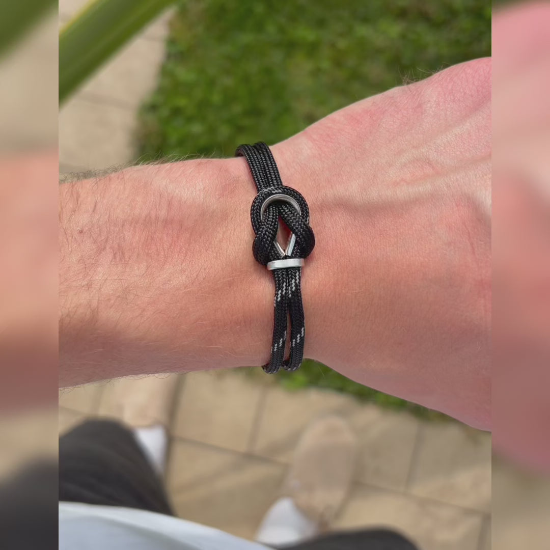 Carica video: Bracciale Portofino Ulisse in paracord grigio antracite indossato all'aperto, Lab93Studio