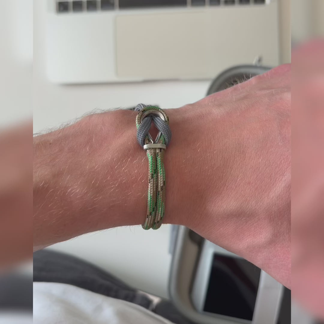 Video laden: Bracciale Portofino Lupo in paracord grigio e verde indossato al polso, video Lab93Studio